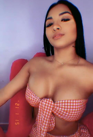 6. Seductive Anyuri Lozano Shows Cleavage in Checkered Crop Top