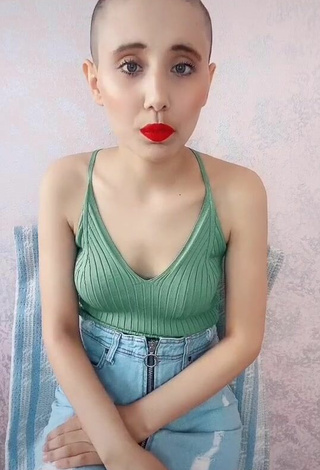 Sultry Ayyüce Çınar in Green Crop Top