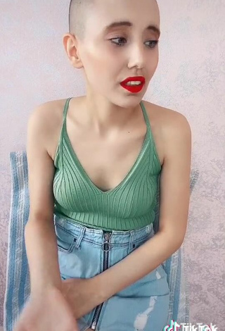 4. Sultry Ayyüce Çınar in Green Crop Top