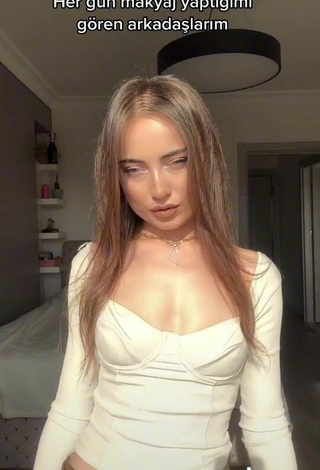 6. Titillating Ceylan Shows Cleavage in White Crop Top