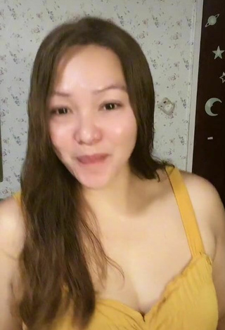 Sultry Cherryfloresyebro Shows Cleavage in Yellow Top