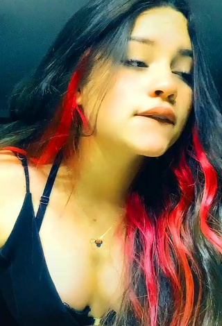 4. Sexy Daniivmr Shows Cleavage