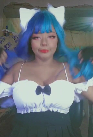 5. Sexy Dezza.cosplay Shows Cleavage in White Crop Top