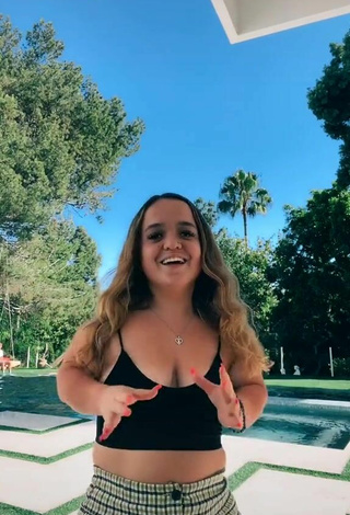 3. Sweetie Emmalia Razis Shows Cleavage in Crop Top and Bouncing Tits