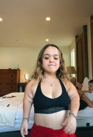 3. Hottie Emmalia Razis Shows Cleavage in Black Crop Top and Bouncing Boobs