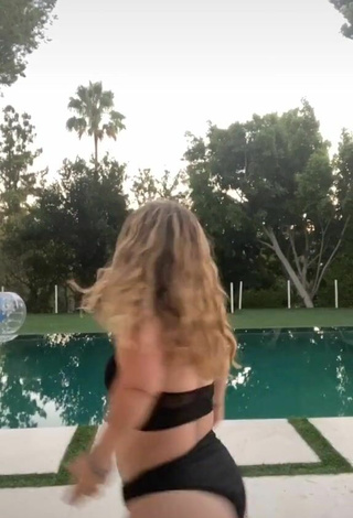 5. Luscious Emmalia Razis Shows Butt at the Pool