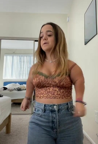 4. Pretty Emmalia Razis Shows Cleavage in Leopard Crop Top and Bouncing Boobs