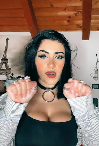 3. Hot Gaia Macula Shows Cleavage and Bouncing Tits