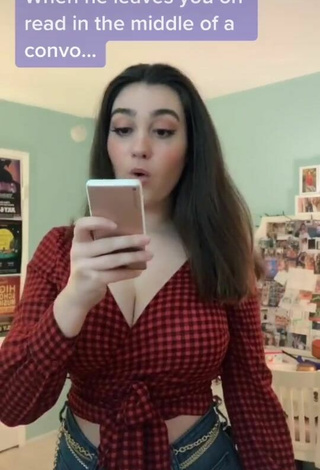 Simone Shows Cleavage in Erotic Checkered Crop Top