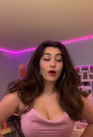 Simone Demonstrates Sweetie Cleavage