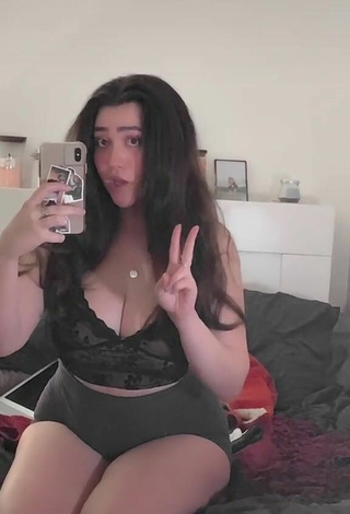 6. Simone Shows Cleavage in Sexy Black Crop Top