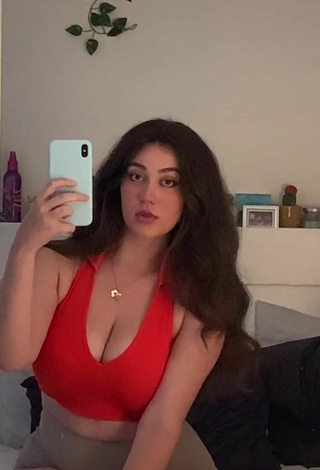 5. Breathtaking Simone Shows Cleavage in Red Crop Top