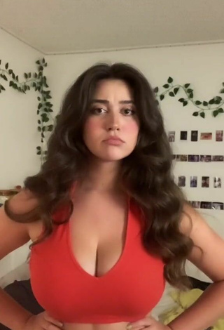 3. Simone Looks Sexy in Red Crop Top