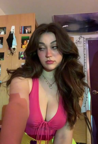 2. Simone Demonstrates Really Sexy Cleavage