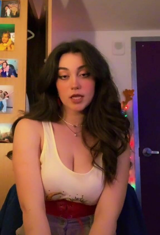 Simone Demonstrates Cute Cleavage