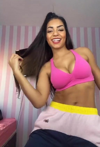 2. Pretty Ingrid Muniz Shows Cleavage in Pink Sport Bra