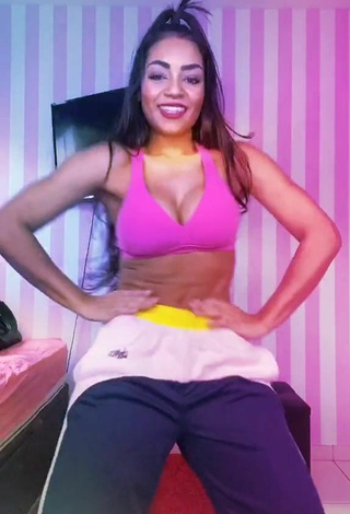 4. Gorgeous Ingrid Muniz Shows Cleavage in Alluring Pink Sport Bra