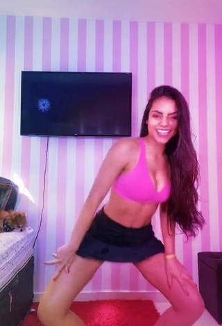 2. Really Cute Ingrid Muniz Shows Cleavage in Pink Sport Bra while Twerking