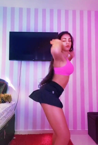 3. Really Cute Ingrid Muniz Shows Cleavage in Pink Sport Bra while Twerking