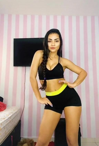 2. Sexy Ingrid Muniz Shows Cleavage in Black Crop Top while Twerking