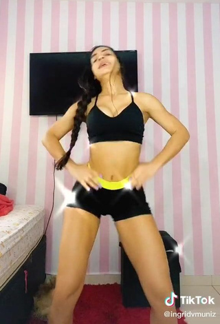 4. Sexy Ingrid Muniz Shows Cleavage in Black Crop Top while Twerking