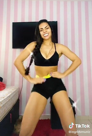 5. Sexy Ingrid Muniz Shows Cleavage in Black Crop Top while Twerking