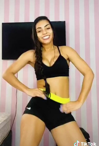 4. Amazing Ingrid Muniz Shows Cleavage in Hot Black Sport Bra while Twerking and Bouncing Boobs