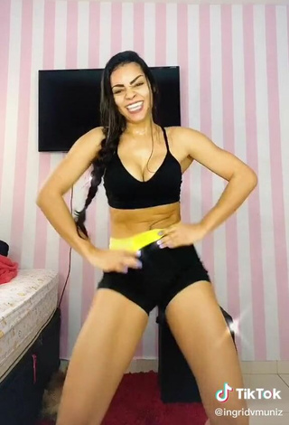 5. Amazing Ingrid Muniz Shows Cleavage in Hot Black Sport Bra while Twerking and Bouncing Boobs