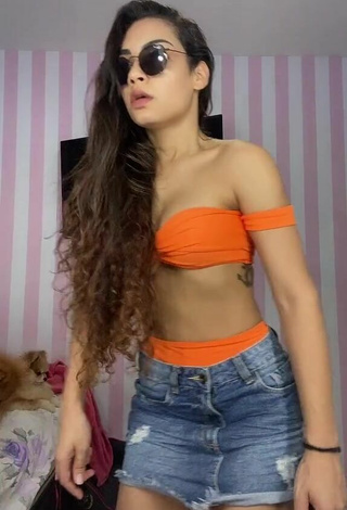 4. Sexy Ingrid Muniz Shows Cleavage in Orange Bikini Top