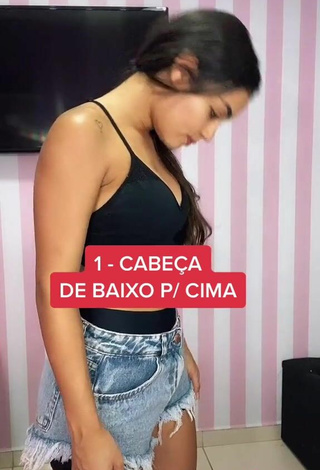 3. Hottest Ingrid Muniz Shows Cleavage in Black Crop Top