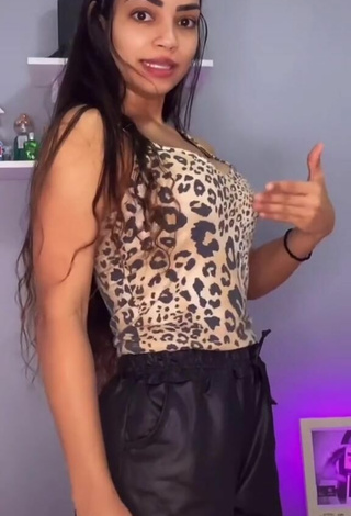 4. Sweet Ingrid Muniz Shows Cleavage in Cute Leopard Crop Top