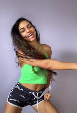 3. Sultry Ingrid Muniz Shows Cleavage in Green Crop Top