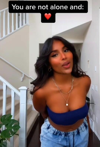 5. Sultry Ishini W Shows Cleavage in Blue Tube Top