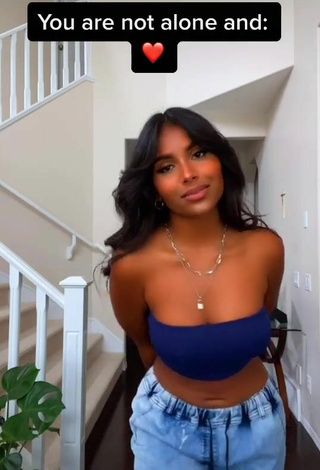 6. Sultry Ishini W Shows Cleavage in Blue Tube Top