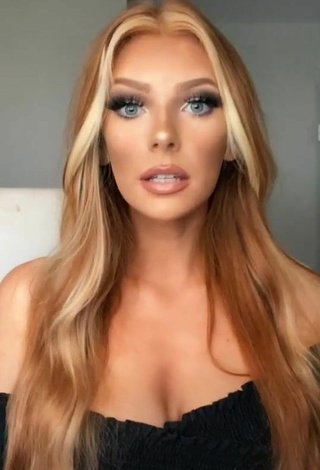 Sexy Jessy Volk Shows Cleavage