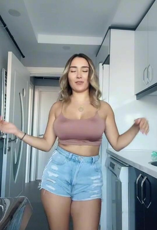 2. Luscious krtlkumsal Shows Cleavage in Beige Crop Top and Bouncing Boobs