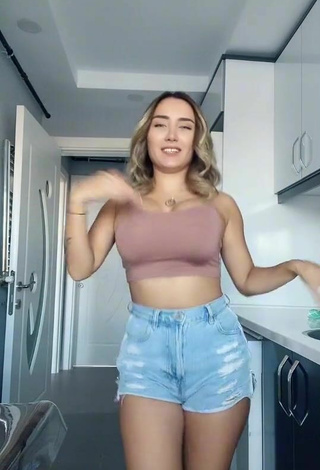 4. Luscious krtlkumsal Shows Cleavage in Beige Crop Top and Bouncing Boobs