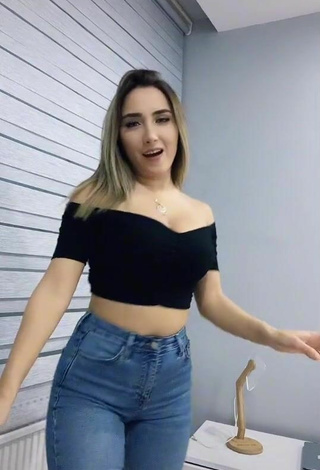 Sexy krtlkumsal Shows Cleavage in Black Crop Top