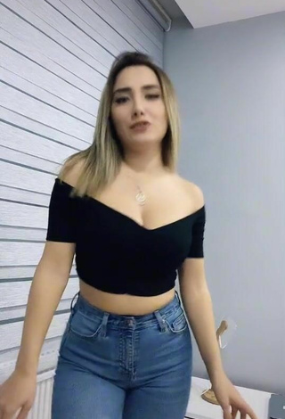 2. Sexy krtlkumsal Shows Cleavage in Black Crop Top