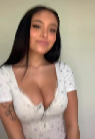 2. Luscious Katie Murch Shows Cleavage in Top and Bouncing Tits