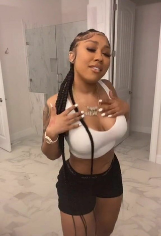 3. Cute Ariana Fletcher Shows Cleavage in White Crop Top