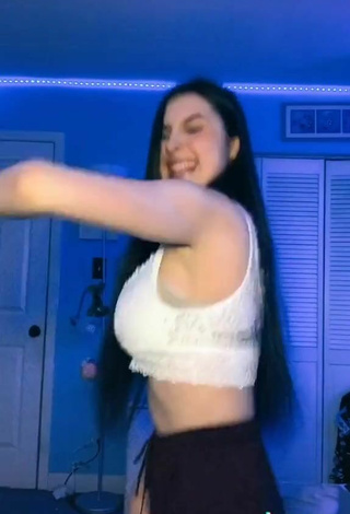 5. Cute Layla Leischner Shows Cleavage in White Crop Top and Bouncing Tits