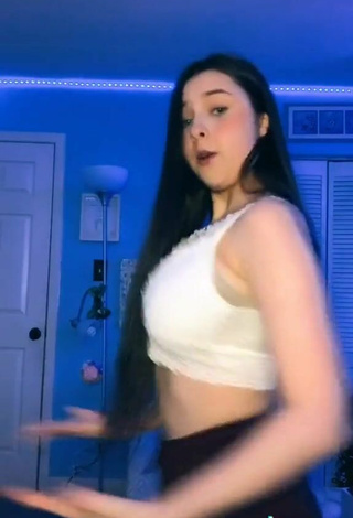 6. Cute Layla Leischner Shows Cleavage in White Crop Top and Bouncing Tits