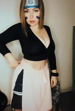 2. Sexy Luanagauchaoficial Shows Cleavage in Black Crop Top