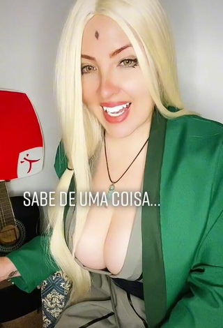 Luanagauchaoficial Demonstrates Cute Cleavage