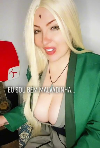 2. Luanagauchaoficial Demonstrates Cute Cleavage