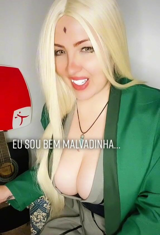 3. Luanagauchaoficial Demonstrates Cute Cleavage