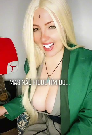 4. Luanagauchaoficial Demonstrates Cute Cleavage