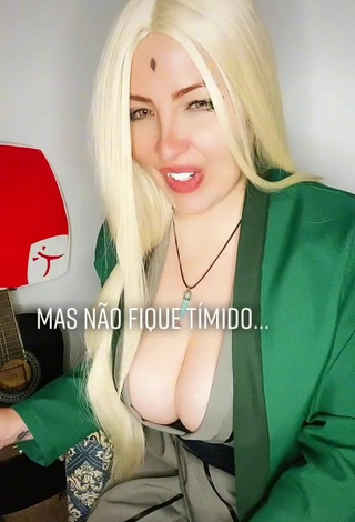 5. Luanagauchaoficial Demonstrates Cute Cleavage