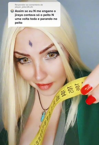 2. Luanagauchaoficial Demonstrates Cute Cosplay